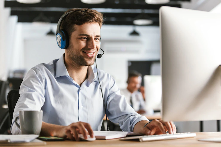 افزایش تماس ها اپراتور مرکز تماس در حال پاسخگویی